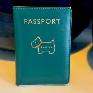 Radley London Heritage Dog Outline Leather Passport Cover Cedar Green New